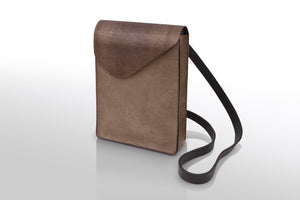 ショルダーバッグ〈縦型〉：ブラウン - ルナロッサ・ヨッピー